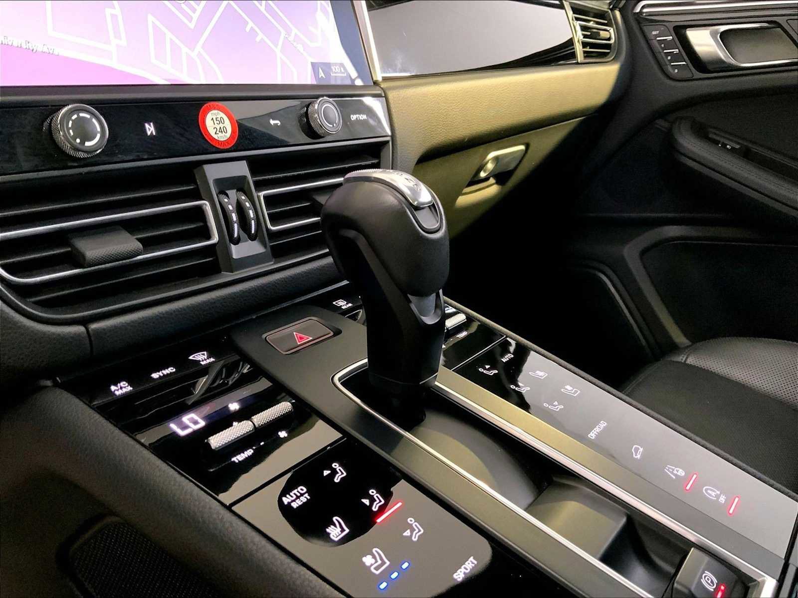 Certified 2023 Porsche Macan AWD/4WD image 17