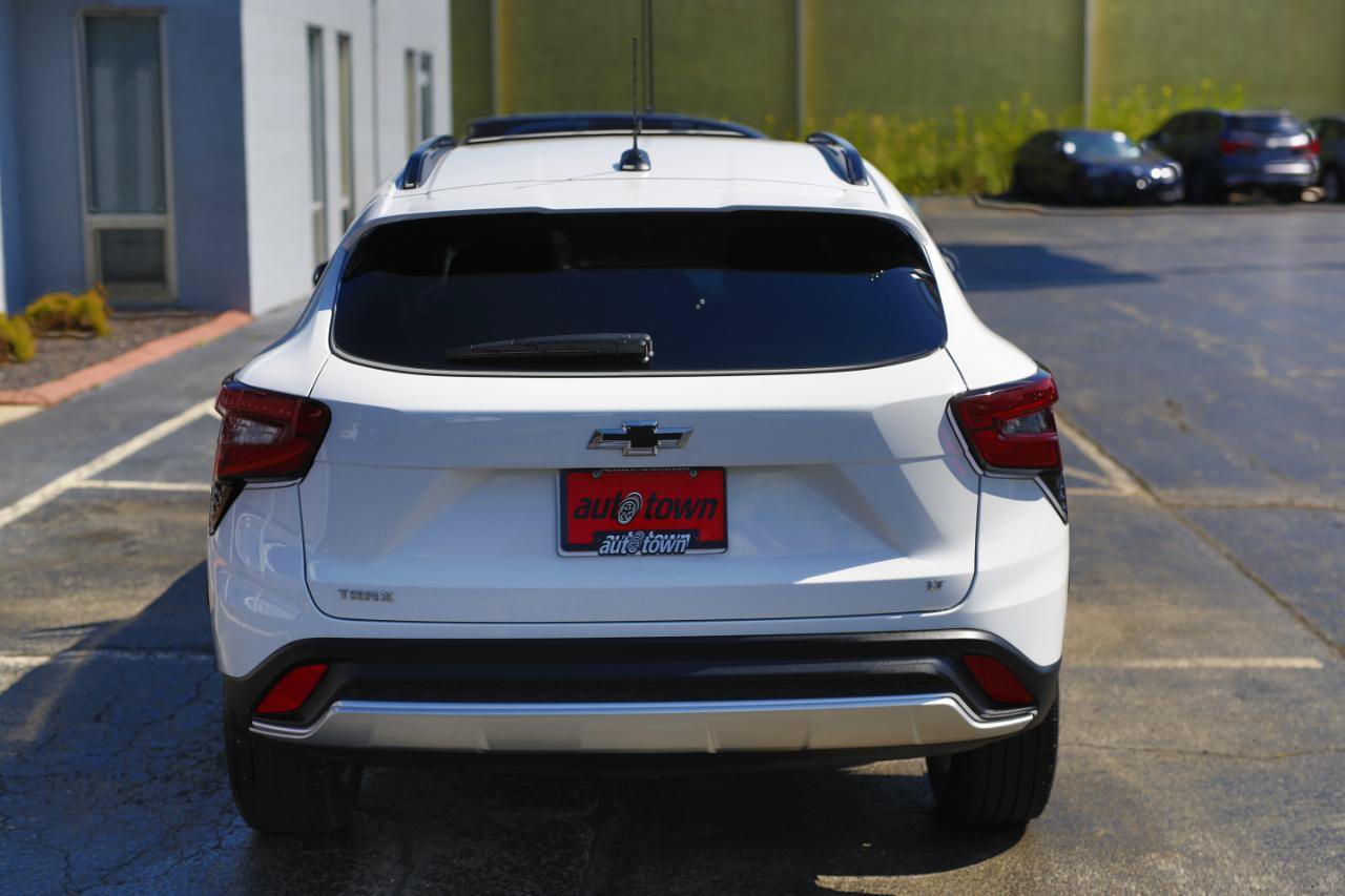 Used 2024 Chevrolet Trax LT w/ Driver Confidence Package FWD image 14