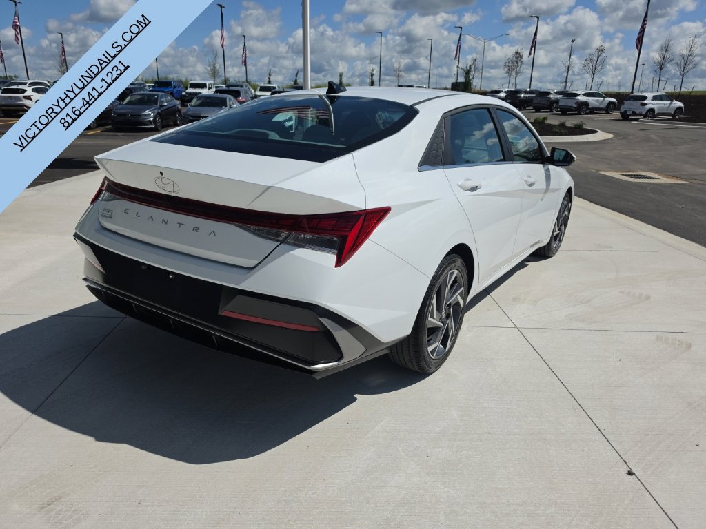Used 2025 Hyundai Elantra SEL FWD image 5