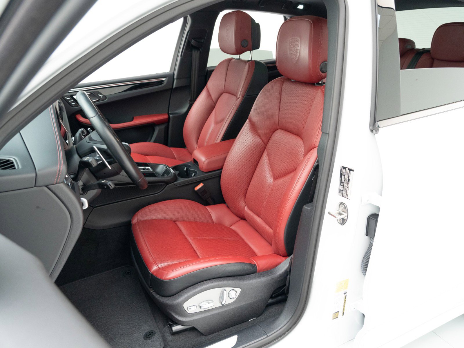 Certified 2024 Porsche Macan S image 5