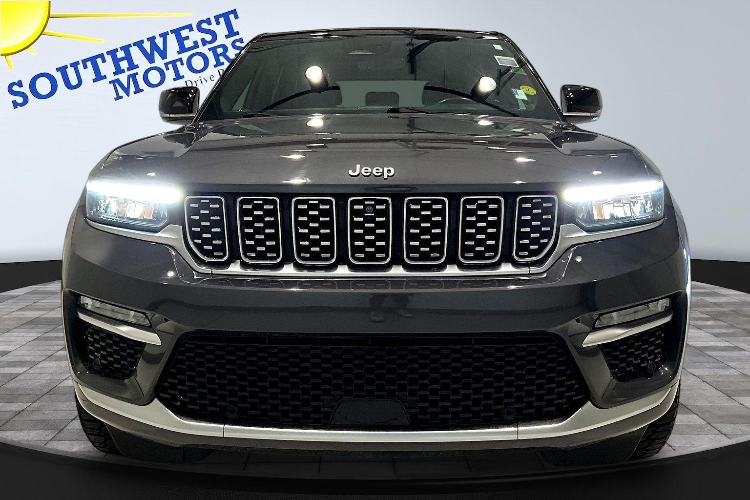 Used 2022 Jeep Grand Cherokee Summit AWD/4WD image 2