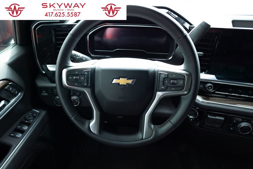 Used 2025 Chevrolet Silverado 1500 LT AWD/4WD image 11
