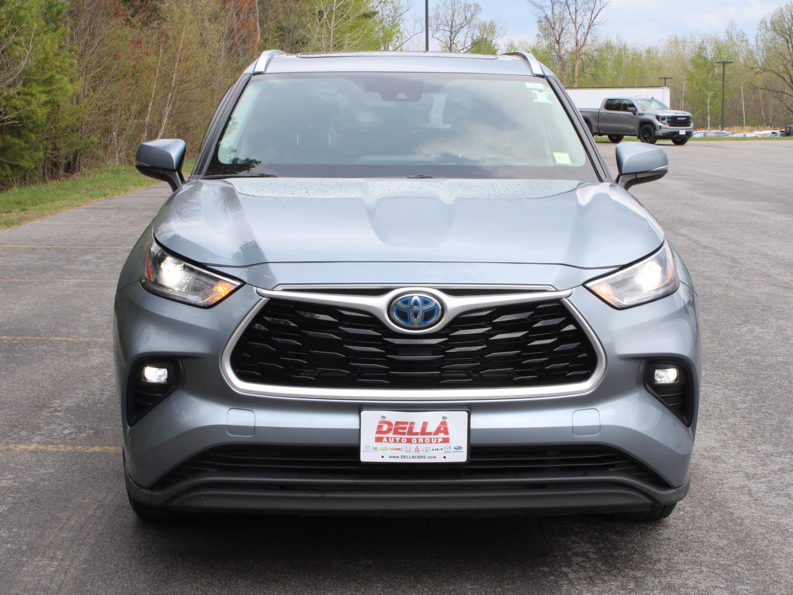 Used 2021 Toyota Highlander XLE AWD/4WD image 2