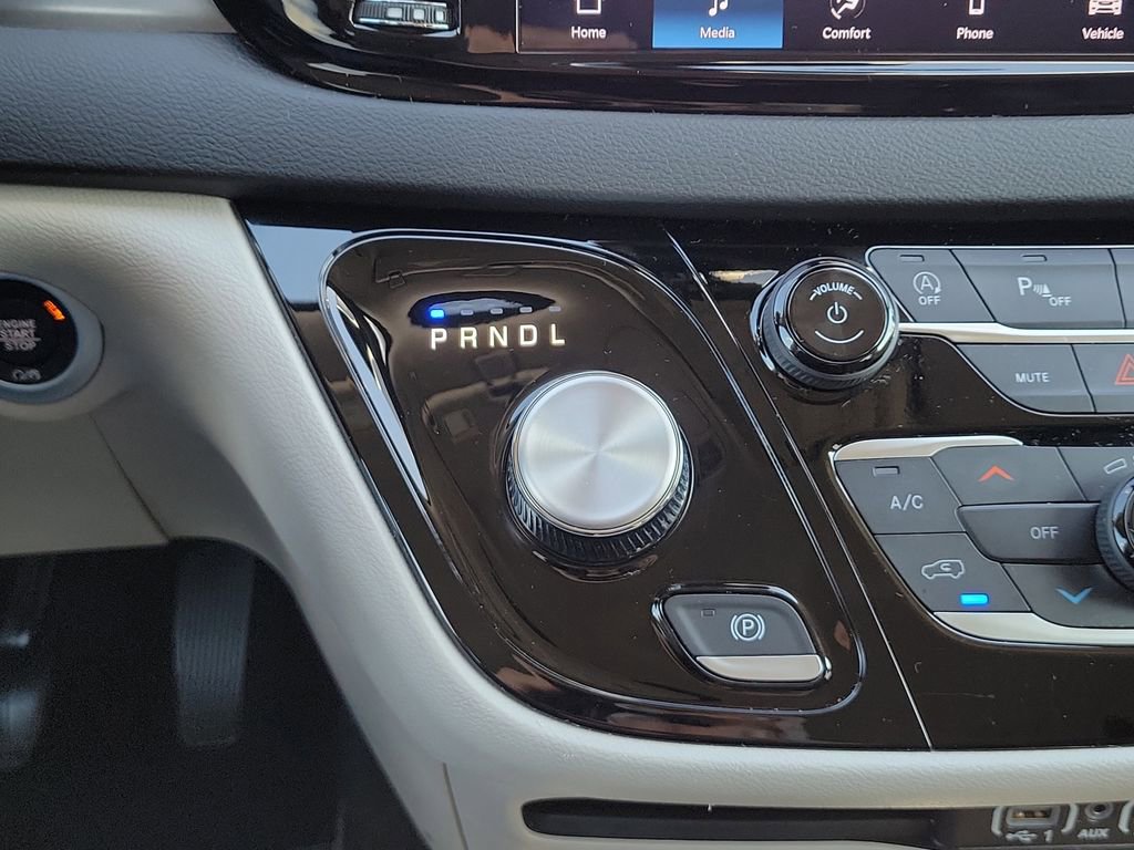 Certified 2024 Chrysler Pacifica Touring-L image 39