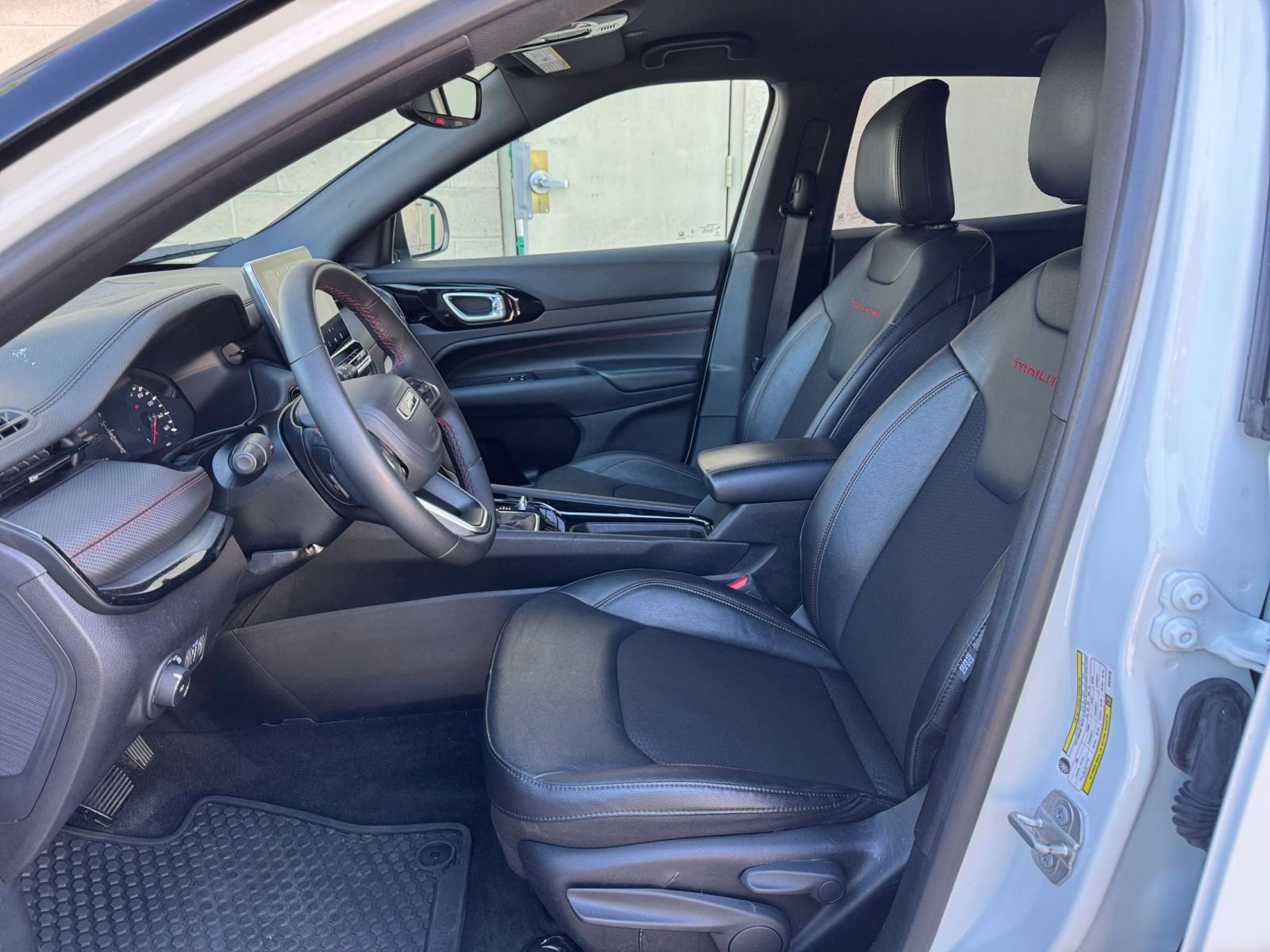 Used 2025 Jeep Compass Trailhawk AWD/4WD image 25