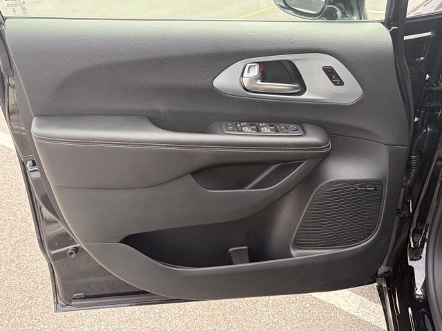 New 2026 Chrysler Pacifica Limited w/ Uconnect Theater Family Group FWD image 11