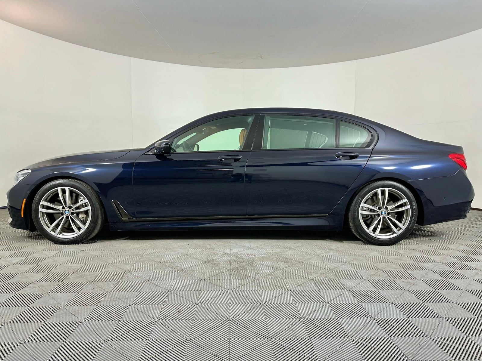 Used 2018 BMW 750i xDrive AWD/4WD image 7