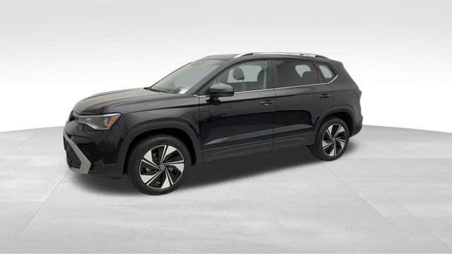 Certified 2025 Volkswagen Taos SE image 7