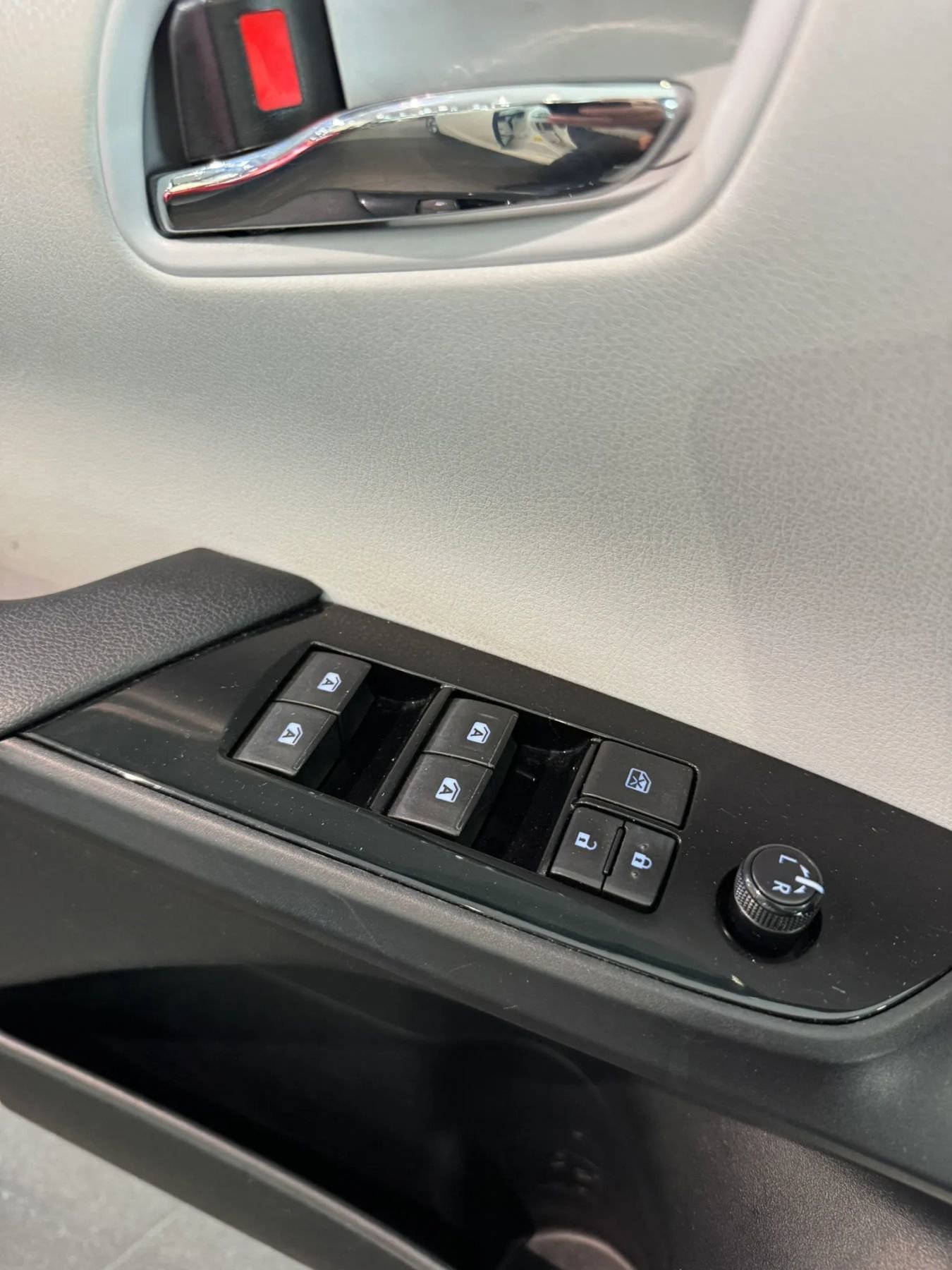 Used 2016 Toyota Prius Four Touring FWD image 23