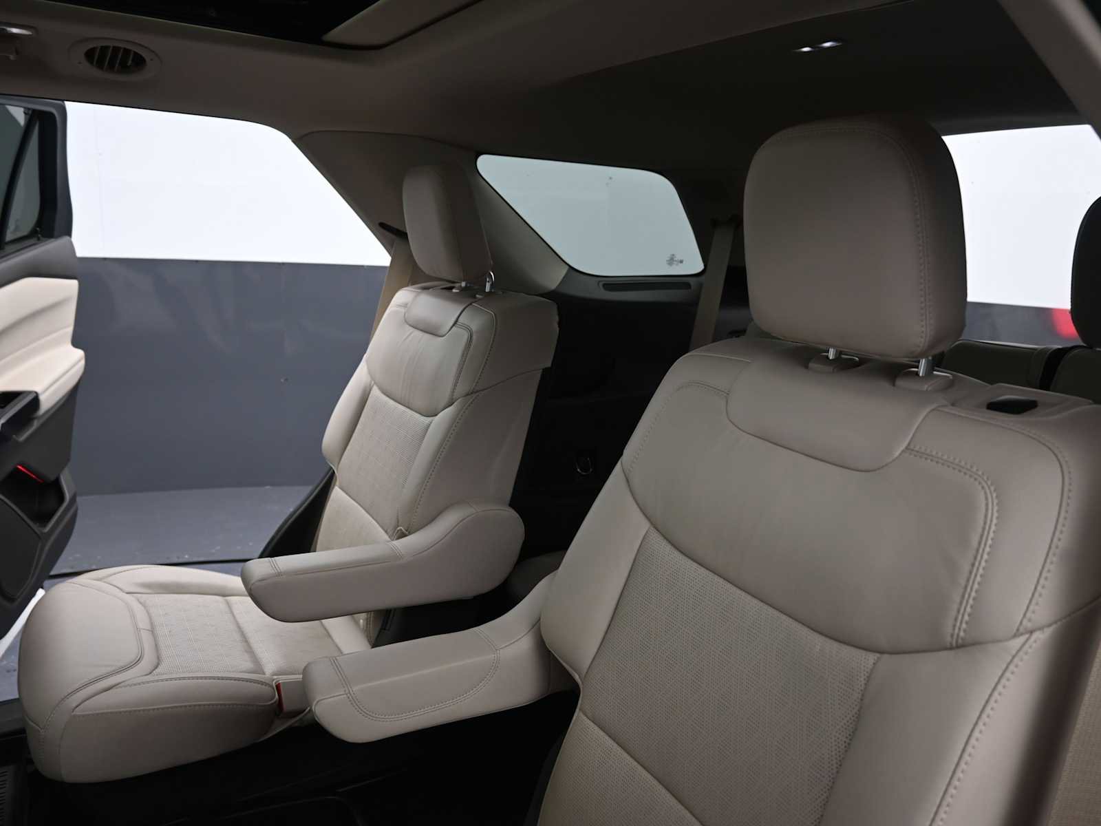 Used 2021 Ford Explorer Platinum w/ Equipment Group 601A image 22