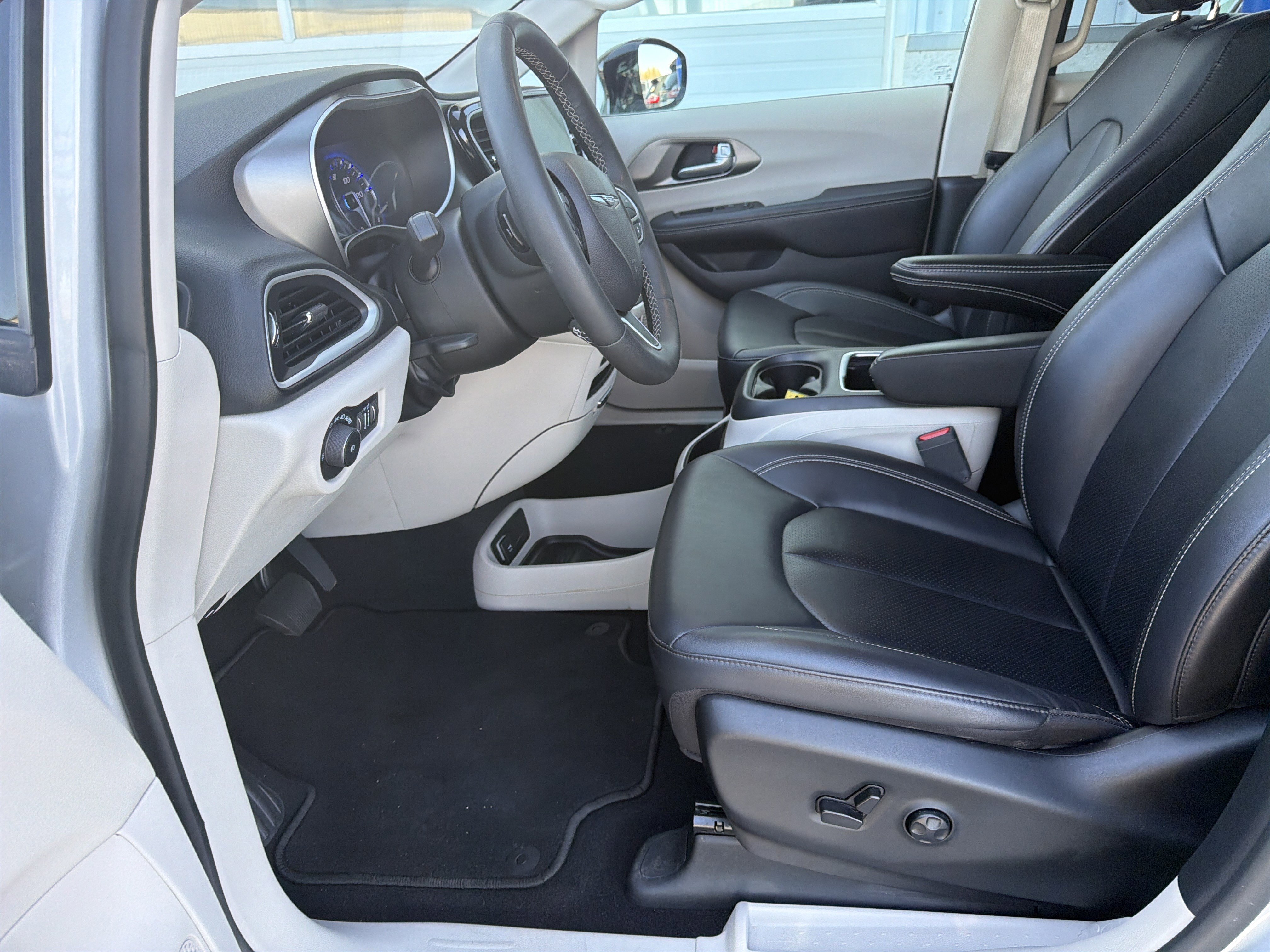 Used 2024 Chrysler Pacifica Touring-L FWD image 24