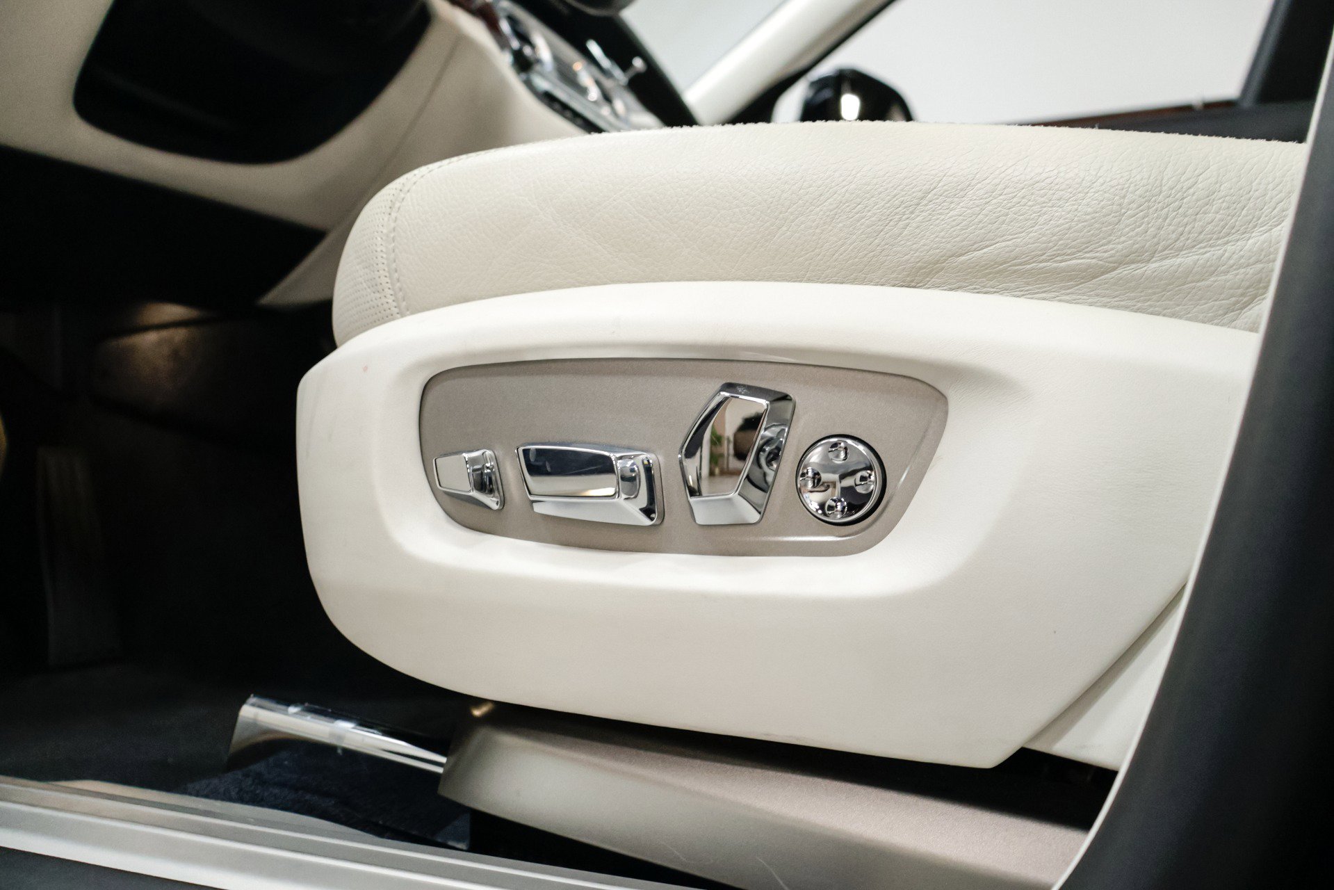 Used 2015 Rolls-Royce Ghost image 26