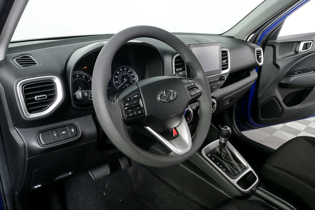 Used 2022 Hyundai Venue SE FWD image 4