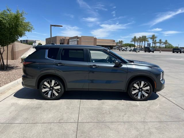 Used 2025 Mitsubishi Outlander SE AWD/4WD image 3