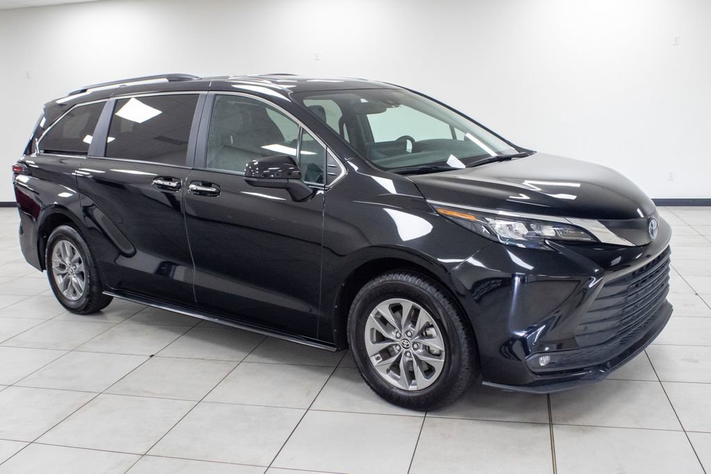Used 2025 Toyota Sienna XLE image 39