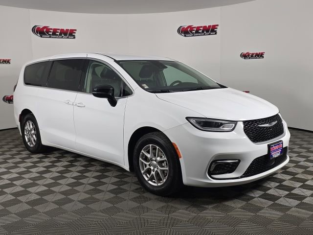 Used 2024 Chrysler Pacifica Touring-L image 2