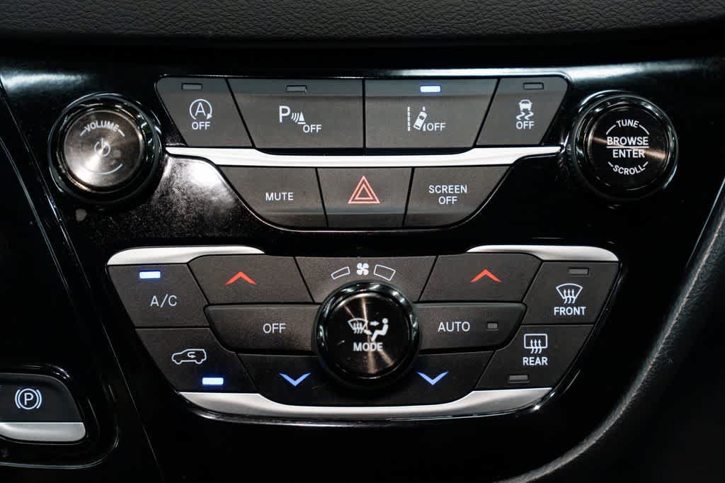 Used 2025 Chrysler Pacifica Select FWD image 13