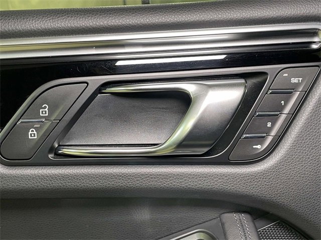 Certified 2025 Porsche Macan image 38