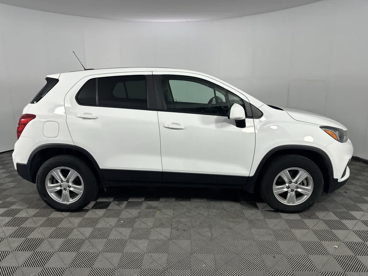 Used 2022 Chevrolet Trax LS w/ Tint and Cruise Package AWD/4WD image 9