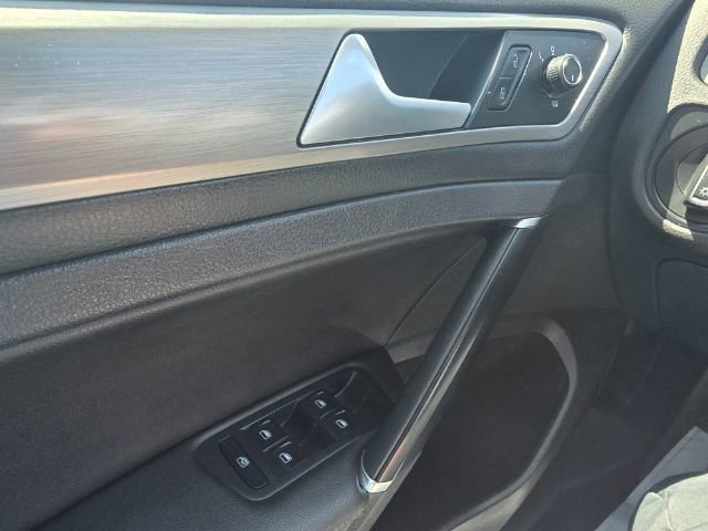 Used 2015 Volkswagen Golf S FWD image 17