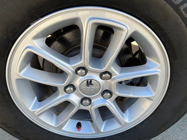 Certified 2019 Jeep Grand Cherokee Laredo AWD/4WD image 6