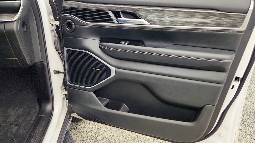 Used 2022 Jeep Wagoneer Series III AWD/4WD image 25