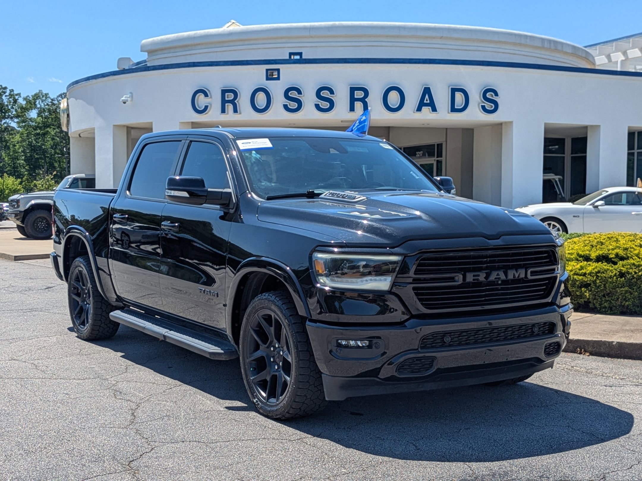 Used 2022 RAM 1500 Laramie AWD/4WD image 1