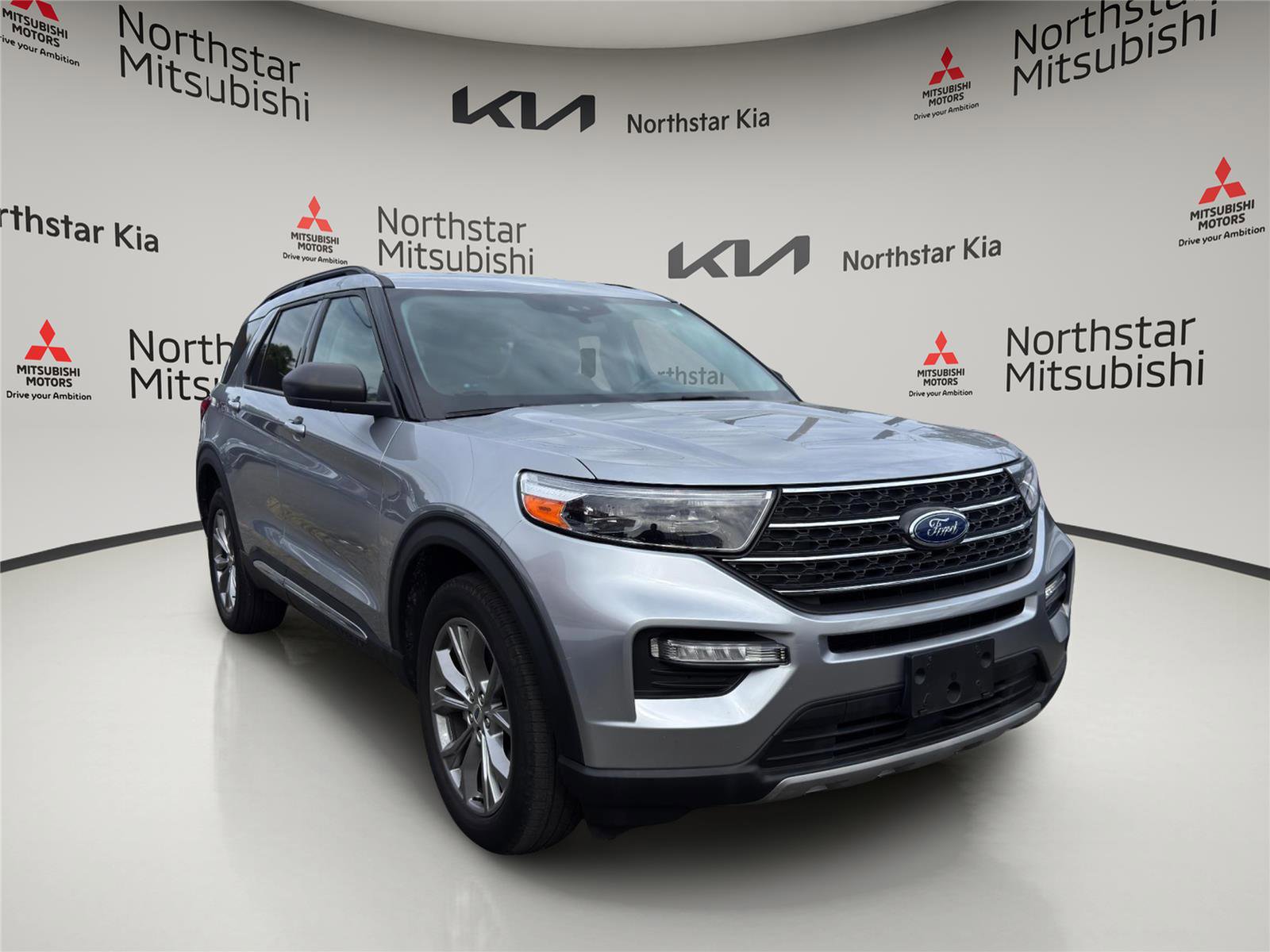 Used 2022 Ford Explorer XLT w/ Equipment Group 202A image 5