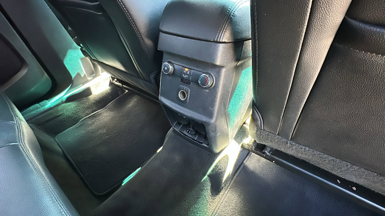 Used 2016 Ford Explorer XLT w/ Equipment Group 202A AWD/4WD image 27