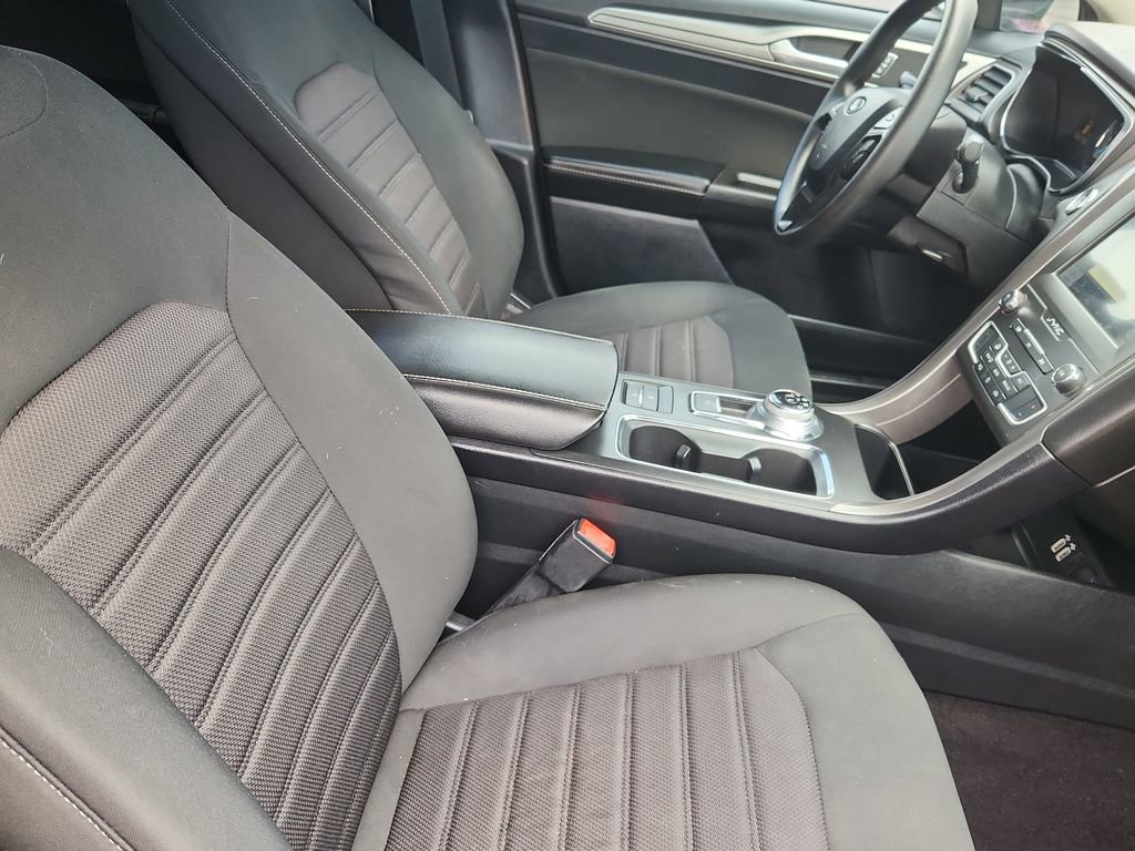 Used 2020 Ford Fusion SE FWD image 15