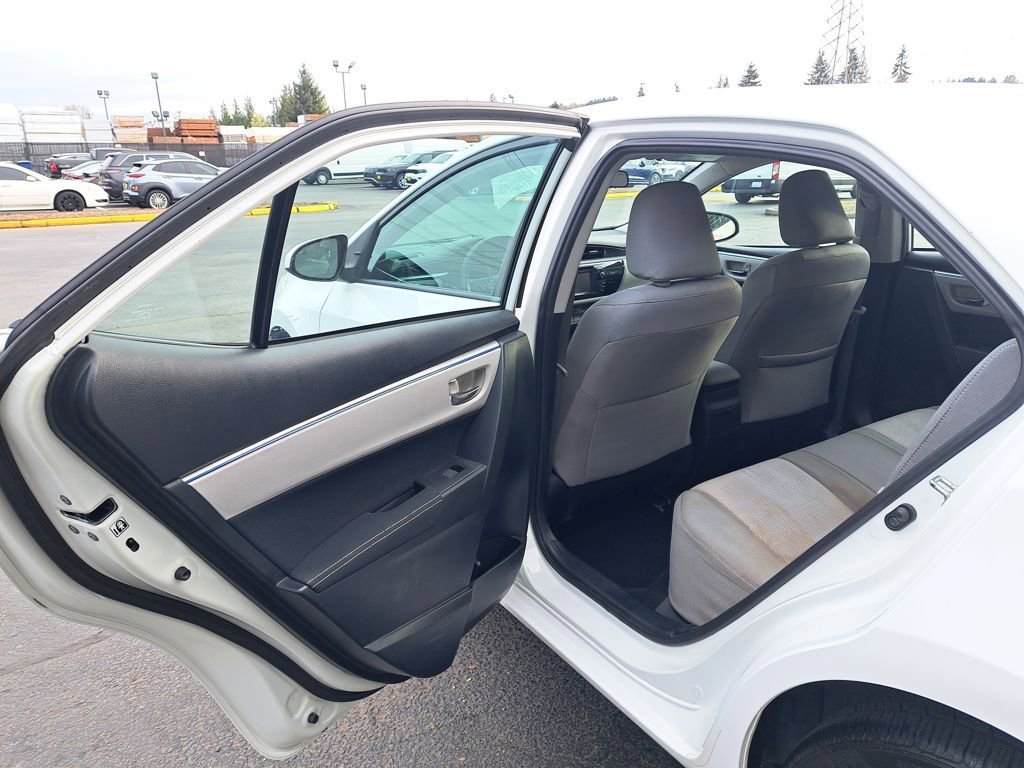 Used 2015 Toyota Corolla LE image 12