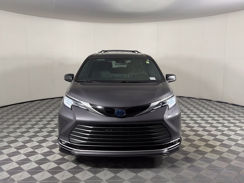Used 2025 Toyota Sienna Limited FWD image 2