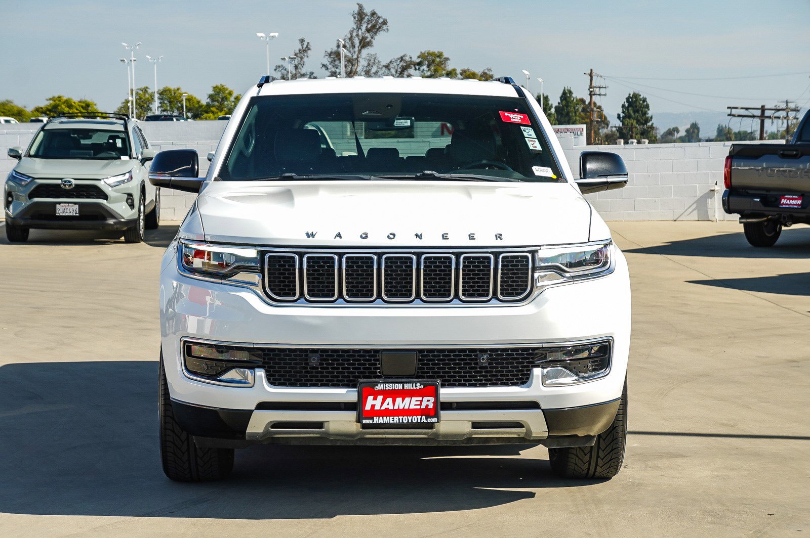 Used 2023 Jeep Wagoneer L Series II AWD/4WD image 2