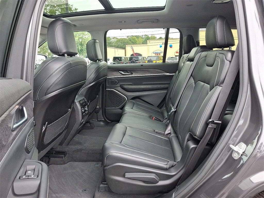 Used 2022 Jeep Grand Cherokee L Limited w/ Luxury Tech Group II image 10