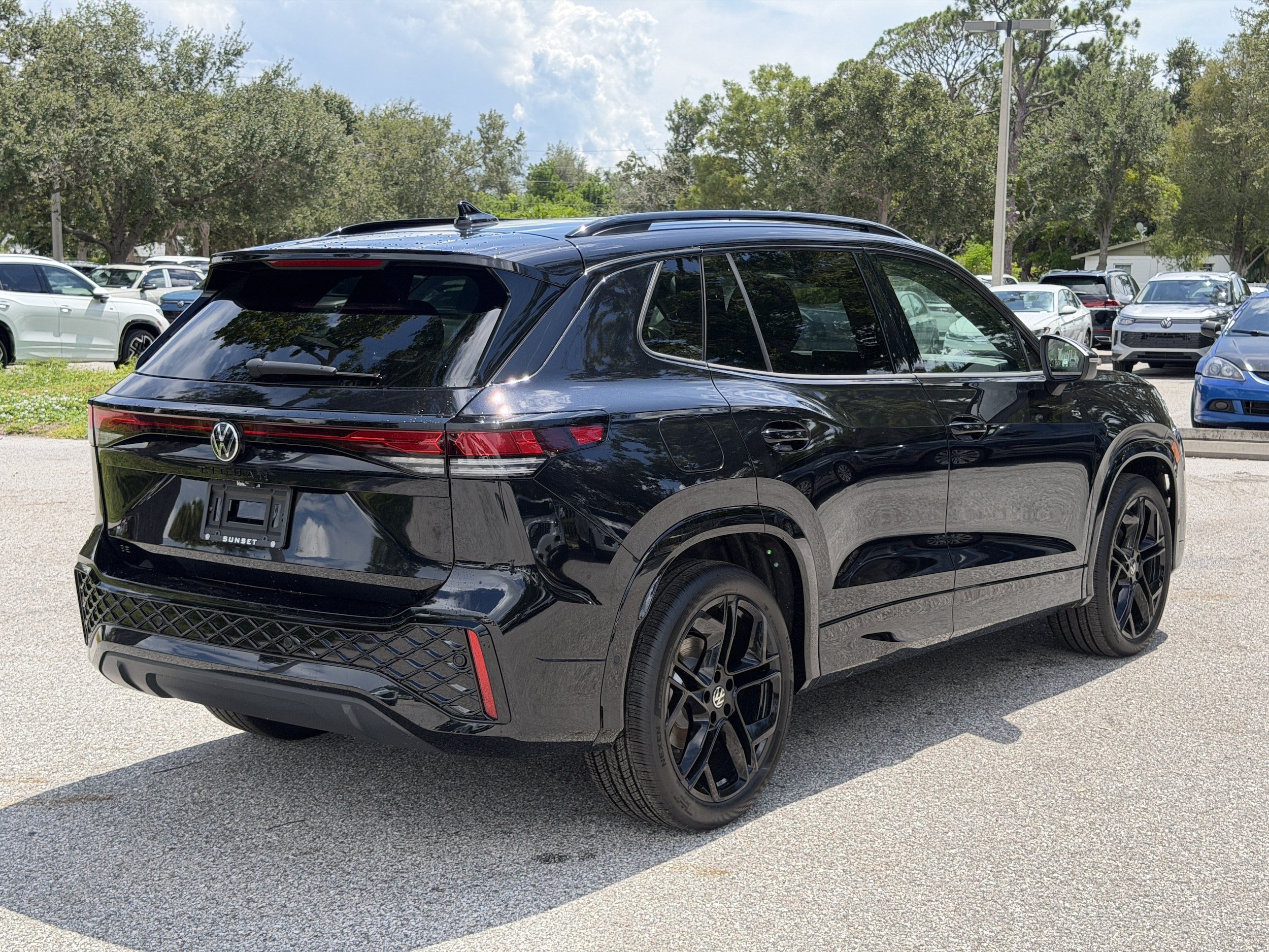 New 2026 Volkswagen Tiguan SE R-Line FWD image 7