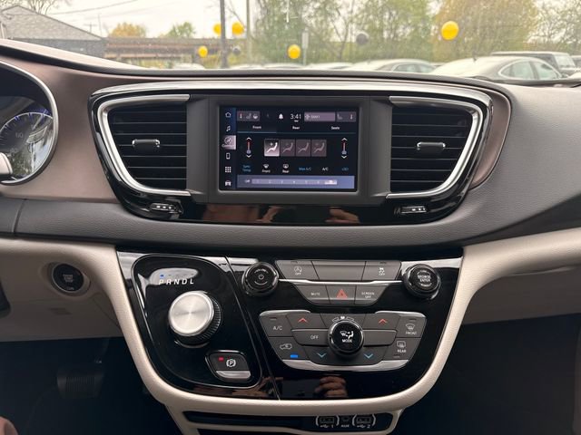 Used 2022 Chrysler Voyager LX FWD image 31