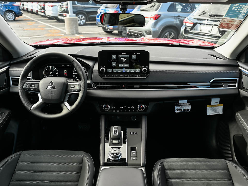 New 2025 Mitsubishi Outlander SE image 12