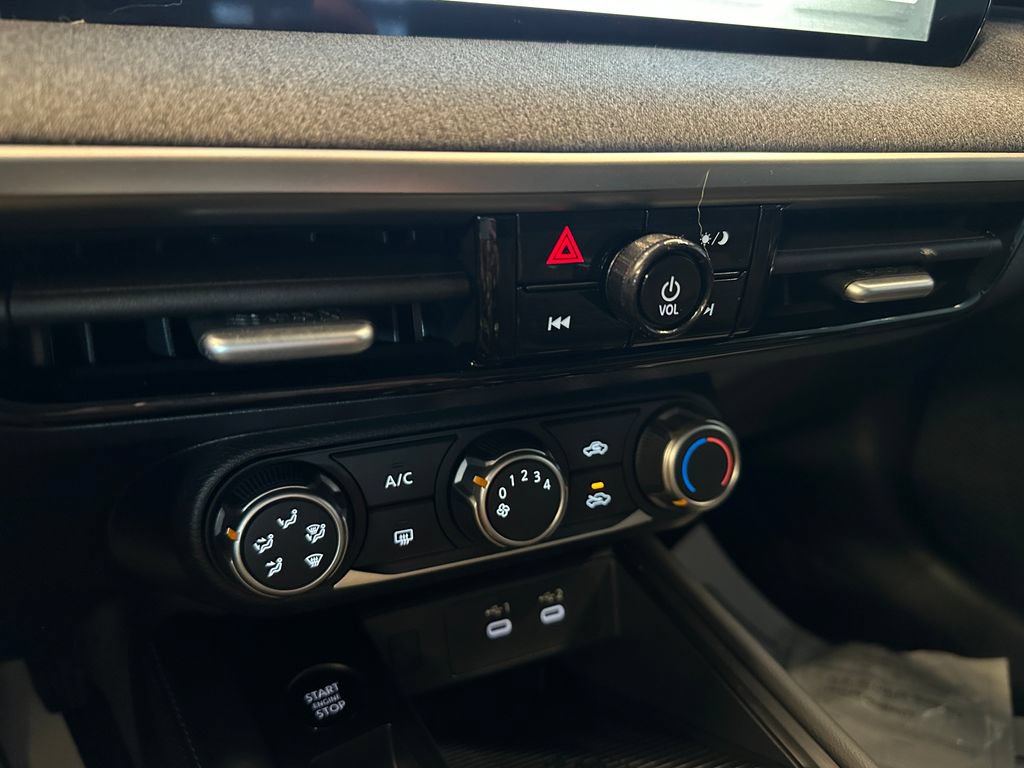 Used 2025 Nissan Kicks SV AWD/4WD image 15