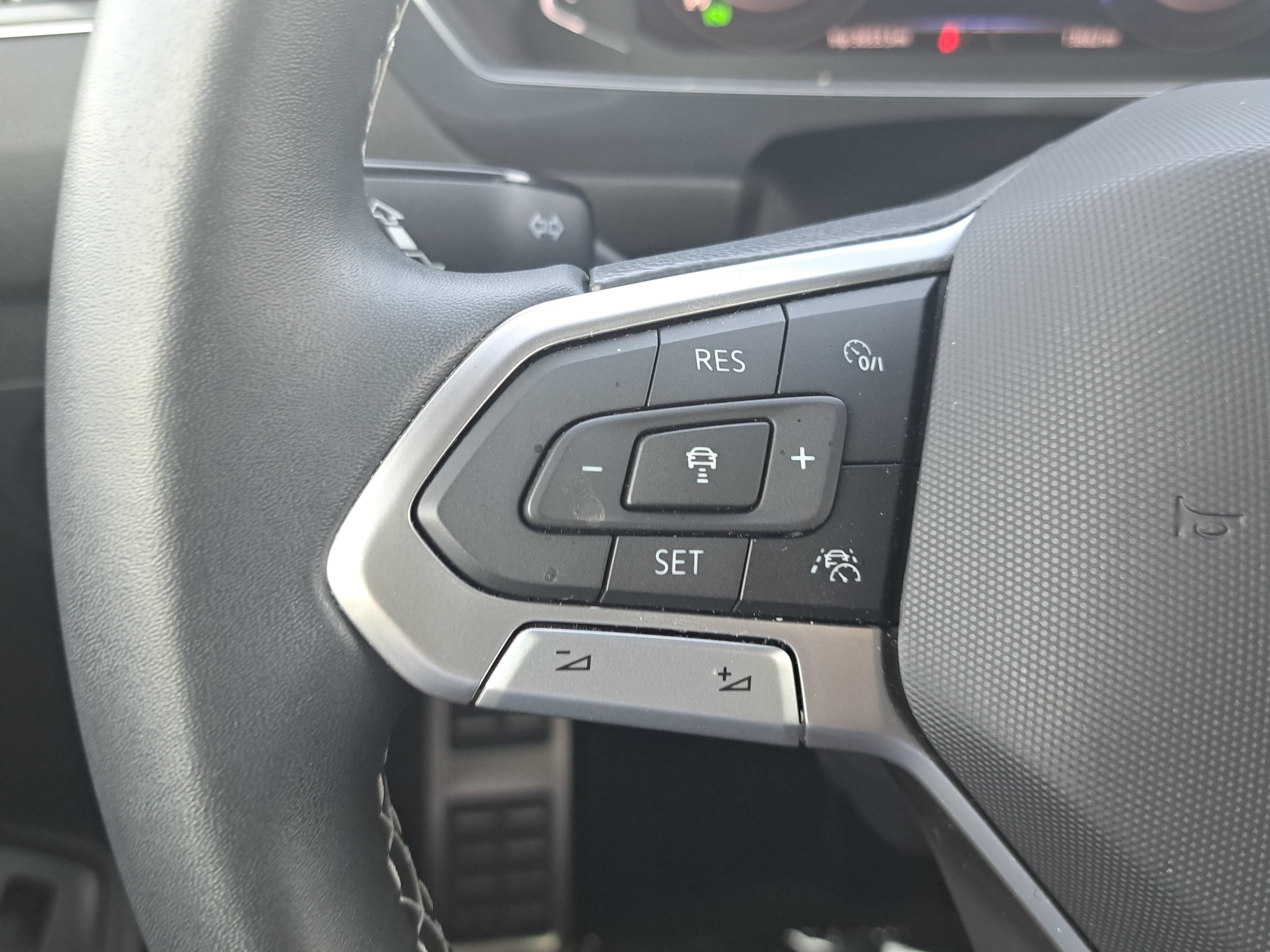 Certified 2023 Volkswagen Tiguan SEL R-Line AWD/4WD image 18