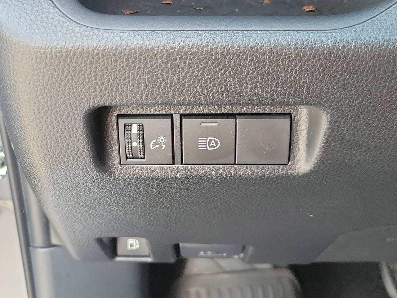 Used 2025 Toyota RAV4 LE AWD/4WD image 30