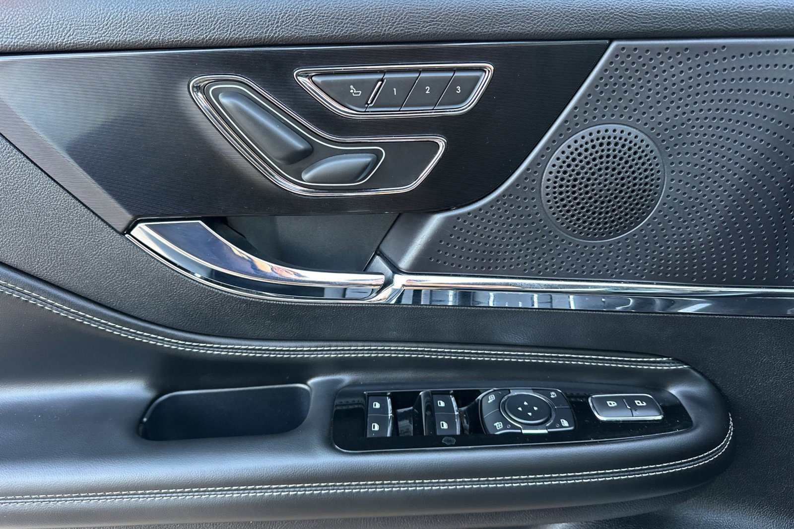 Used 2023 Lincoln Corsair FWD image 11