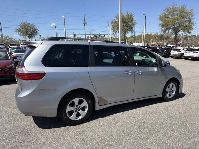 Used 2018 Toyota Sienna LE image 2