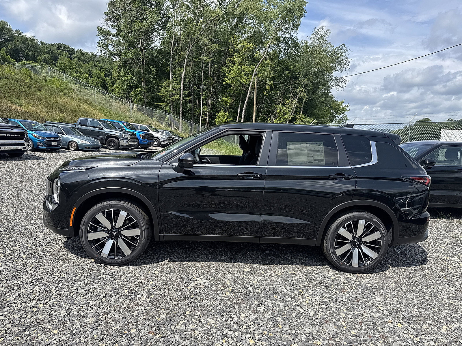 New 2025 Mitsubishi Outlander SE image 8