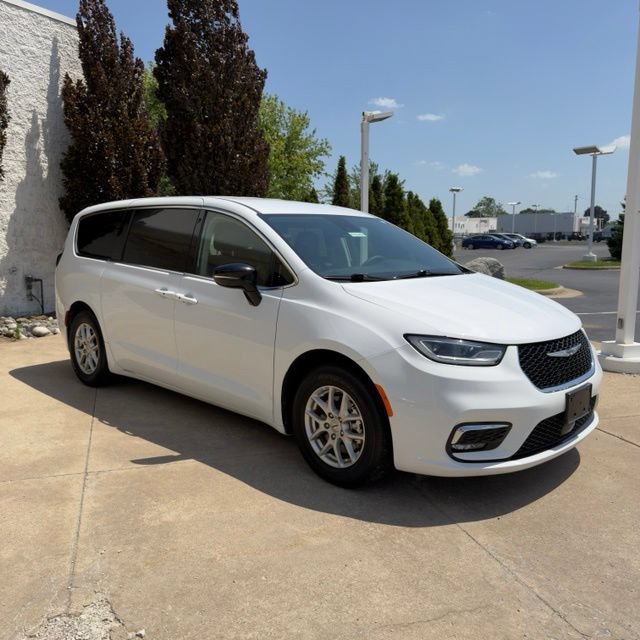 Used 2024 Chrysler Pacifica Touring-L FWD image 7