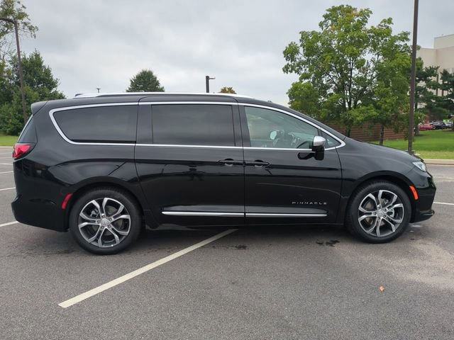 New 2026 Chrysler Pacifica Pinnacle w/ Trailer Tow Group FWD image 3