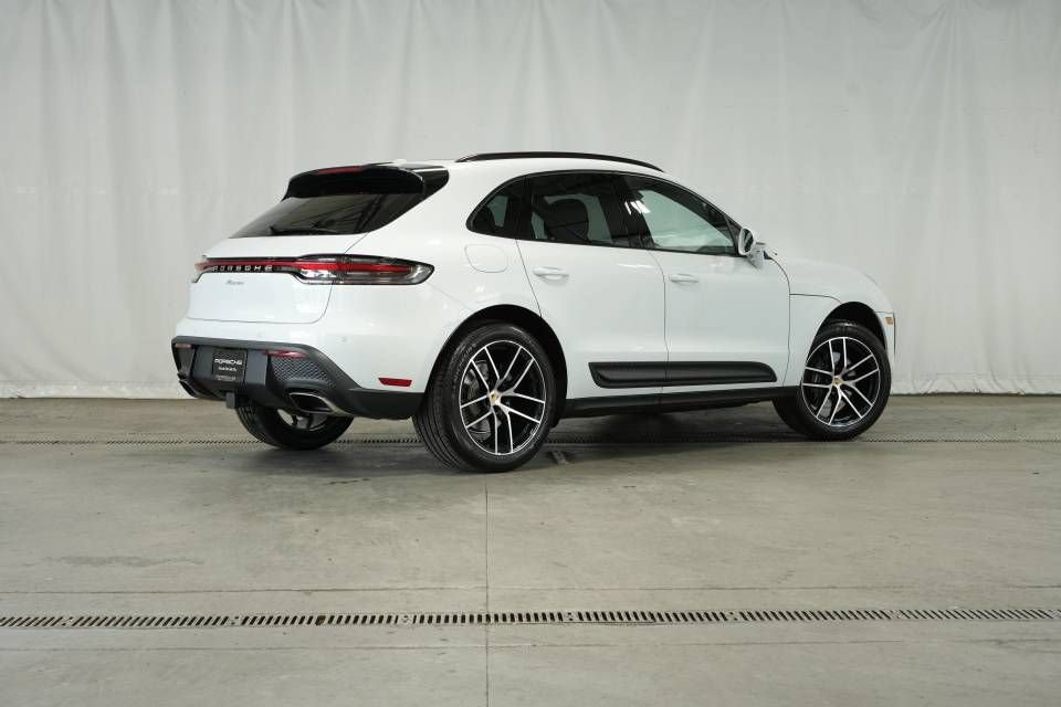 Certified 2025 Porsche Macan AWD/4WD image 7