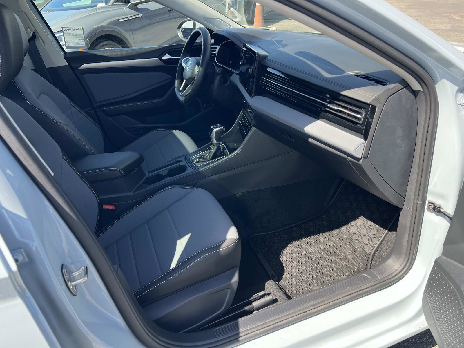 Used 2025 Volkswagen Jetta SE FWD image 28