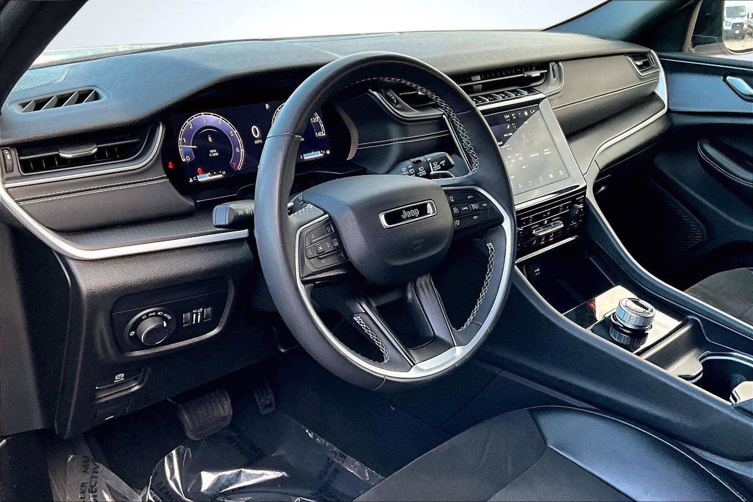 Used 2023 Jeep Grand Cherokee Altitude image 14