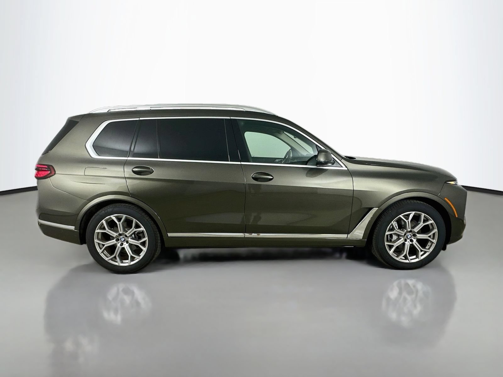Used 2026 BMW X7 xDrive40i w/ Premium Package AWD/4WD image 4