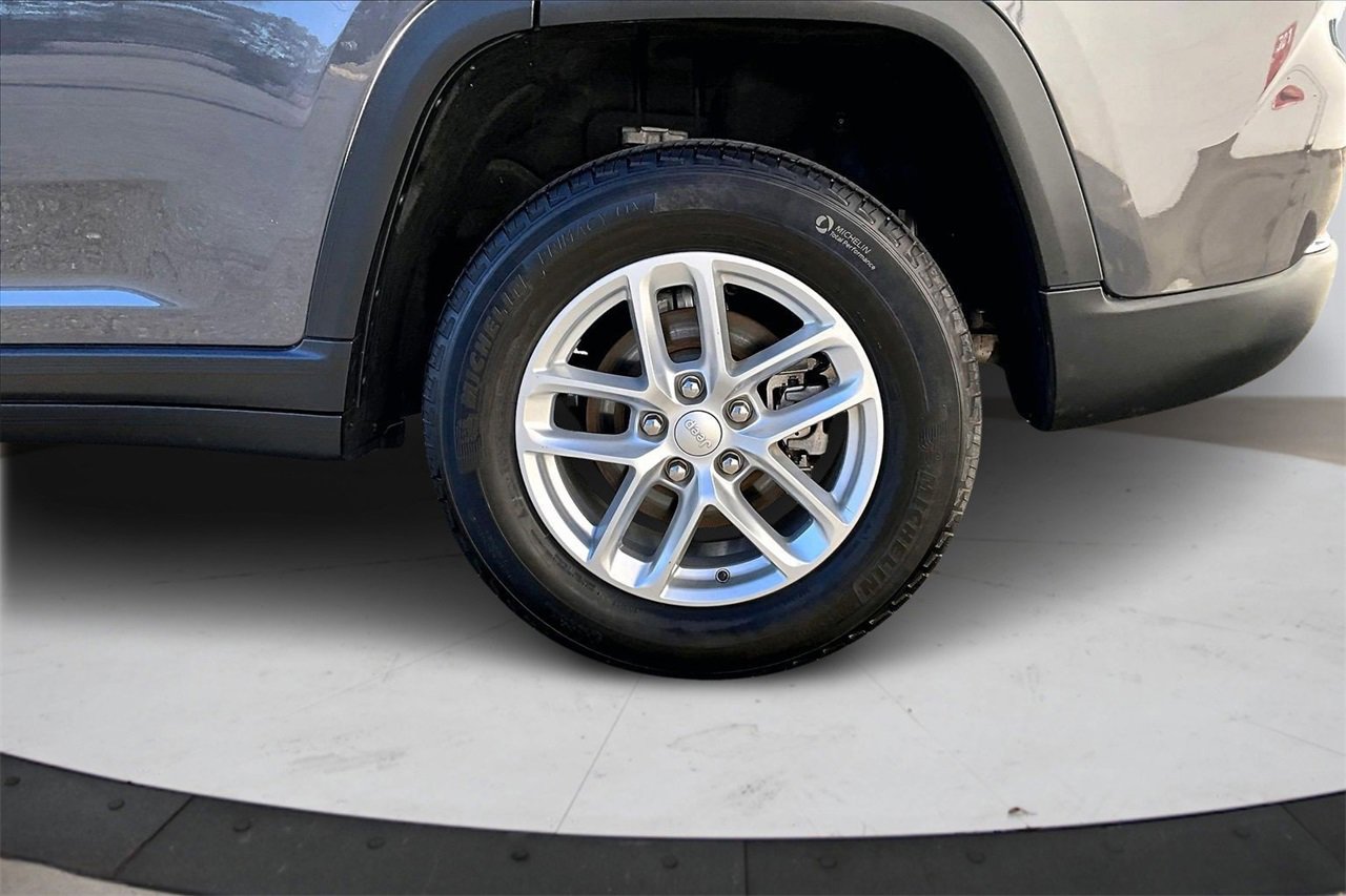 Used 2023 Jeep Grand Cherokee Laredo X image 34